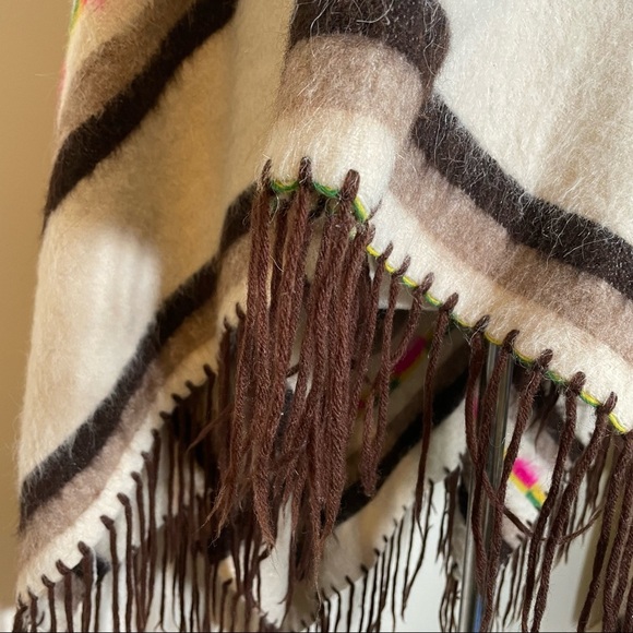 Vintage 1970s cream wool Aztec poncho cape with pompoms and fringe details - Picture 5 of 7